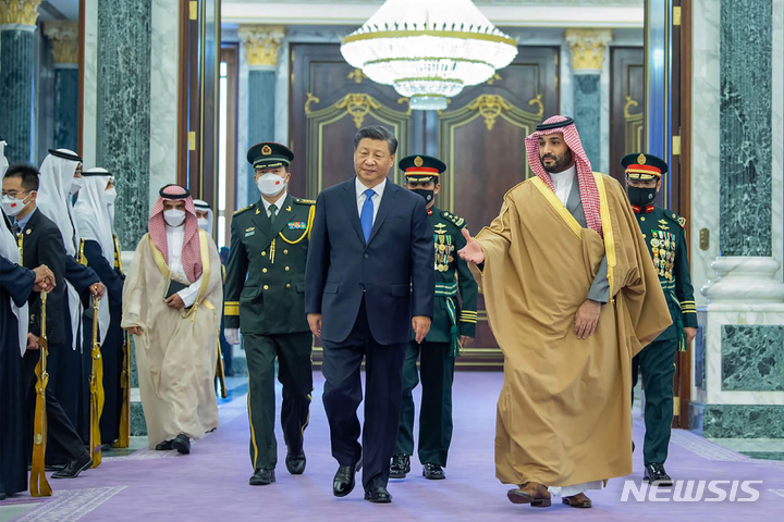 [리야드=AP/뉴시스] 사우디를 국빈 방문 중인 시진핑 중국 국가주석이 8일(현지시간) 리야드의 알 야마마궁에 도착해 모하메드 빈 살만 왕세자 겸 총리의 영접을 받고 있다. 2022.12.09.