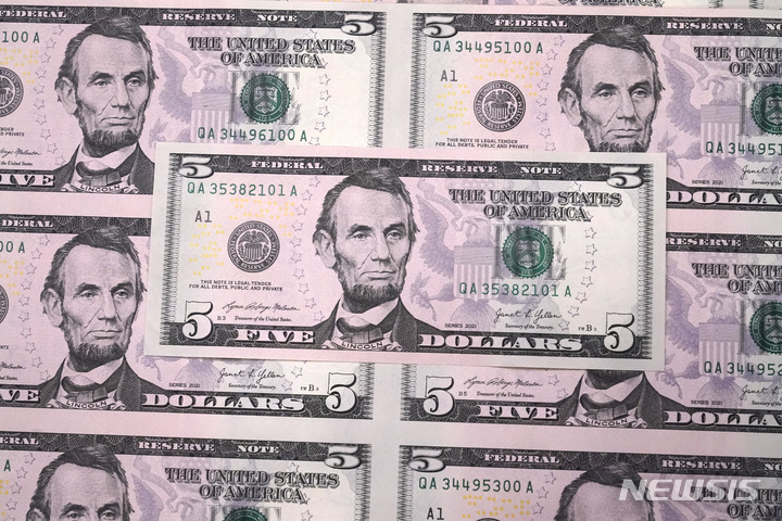 [포트워스=AP/뉴시스] 8일(현지시간) 미 텍사스주 포트워스에 있는 연방인쇄국(BEP)에서 인쇄한 5달러 지폐에 재닛 옐런 미 재무장관의 서명이 인쇄돼 있다. BEP는 미국 최초로 여성 재무장관의 서명이 들어간 미국 화폐를 발행했다. 2022.12.09.
