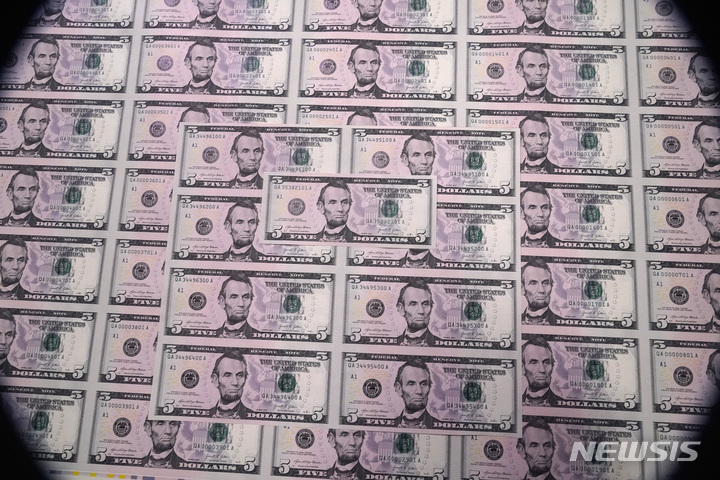 [AP/뉴시스] 8일 재닛 옐런 재무장관이 방문한 텍사스주 포스워쓰의 조폐청 서부분국에 전시된 5달러 미 지폐 