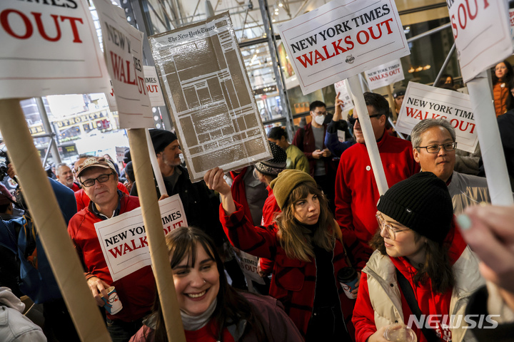 [뉴욕=AP/뉴시스] 8일(현지시간) 뉴욕타임스(NYT) 기자와 직원들이 뉴욕에 있는 사옥 앞에서 피켓을 들고 시위를 벌이고 있다. 이날 NYT 노조는 노사협상에서 임금 인상률에 대한 이견이 좁혀지지 않아 40여 년 만에 처음으로 파업에 들어갔다. 2022.12.09.