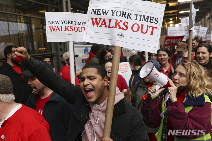[뉴욕=AP/뉴시스] 8일(현지시간) 뉴욕타임스(NYT) 기자와 직원들이 뉴욕에 있는 사옥 앞에서 피켓을 들고 시위를 벌이고 있다. 이날 NYT 노조는 노사협상에서 임금 인상률에 대한 이견이 좁혀지지 않아 40여 년 만에 처음으로 파업에 들어갔다. 2022.12.09.