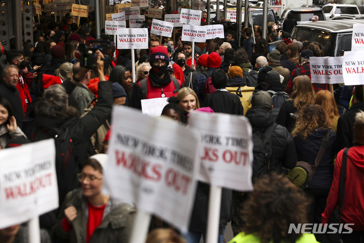 [뉴욕=AP/뉴시스] 뉴욕타임스 기자들과 직원들이 사옥 앞에서 피켓을 들고 시위를 벌이고 있다. 2022.12.08. 