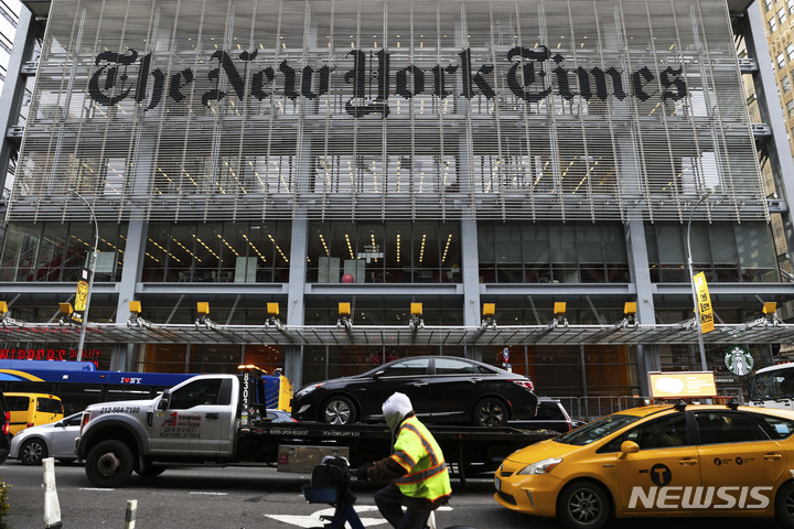 [뉴욕=AP/뉴시스] 8일(현지시간) 뉴욕타임스(NYT) 기자와 직원들이 파업에 돌입했다. 이날 NYT 노조는 노사협상에서 임금 인상률에 대한 이견이 좁혀지지 않아 40여 년 만에 처음으로 파업에 들어갔다. 사진은 뉴욕타임스. 2022.12.09.