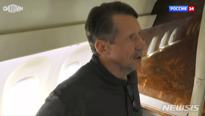 [AP/뉴시스] 9일(현지시간) 러시아 RU-24 TV가 제공한 영상을 캡처한 사진으로, '죽음의 상인'으로 불리는 무기 거래상 빅토르 부트가 미국에서 석방된 뒤 러시아 비행기 안에서 말하고 있다. 부트는 이날 아랍에미리트(UAE) 아부다비 공항에서 미국여자프로농구(WNBA) 스타 선수 브리트니 그라이너와 맞교환된 뒤 러시아 모스크바 브누코보 국제공항을 통해 귀국했다. 2022.12.09.