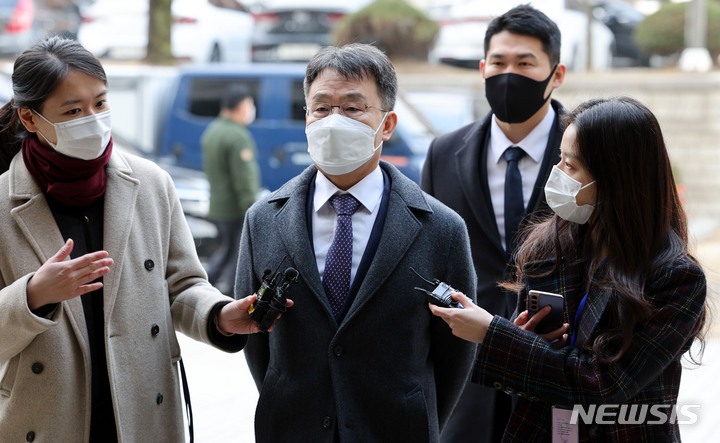 [서울=뉴시스] 정병혁 기자 = 화천대유 대주주 김만배 씨가 지난달 9일 오전 서울 서초구 서울중앙지방법원에서 열린 '대장동 개발 배임 혐의' 관련 69차 공판에 출석하고 있다. (공동취재사진) 2022.12.09. photo@newsis.com