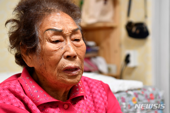 [광주=뉴시스] 이영주 기자 = 10일 오전 광주 서구 자택에서 근로정신대 피해자 양금덕(93) 할머니가 인터뷰하고 있다. 2022.12.10. leeyj2578@newsis.com