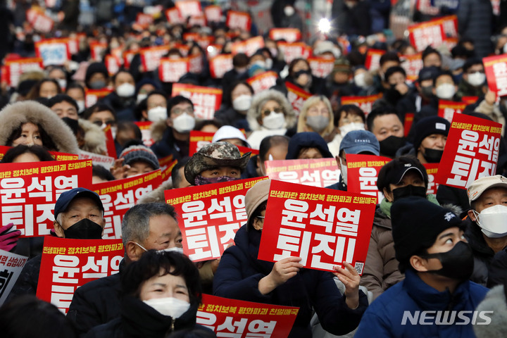 [서울=뉴시스] 최동준 기자 = 10일 서울 태평로 일대에서 촛불행동 주최 '윤석열 정부 규탄' 집회가 열리고 있다. 2022.12.10. photocdj@newsis.com