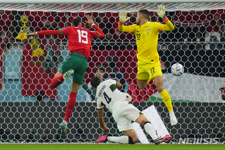 [도하=AP/뉴시스] 모로코의 유세프 엔네시리(왼쪽)가 11일(한국시간) 카타르 도하의 알 투마마 스타디움에서 열린 포르투갈과의 2022 FIFA 카타르 월드컵 8강전에서 선제골을 넣고 있다. 2022.12.11. 