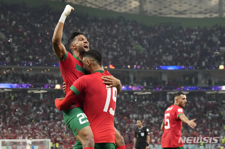 [도하=AP/뉴시스] 모로코의 유세프 엔네시리(오른쪽)가 11일(한국시간) 카타르 도하의 알 투마마 스타디움에서 열린 포르투갈과의 2022 FIFA 카타르 월드컵 8강전에서 선제골을 넣은 후 기뻐하고 있다. 2022.12.11.