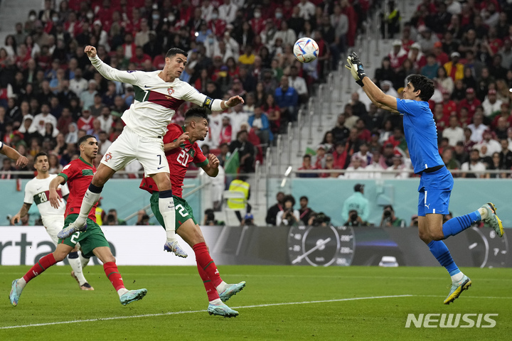 [도하=AP/뉴시스] 포르투갈의 크리스티아누 호날두가 11일(한국시간) 카타르 도하의 알 투마마 스타디움에서 열린 모로코와의 2022 FIFA 카타르 월드컵 8강전에서 헤딩을 시도하고 있다. 2022.12.11.