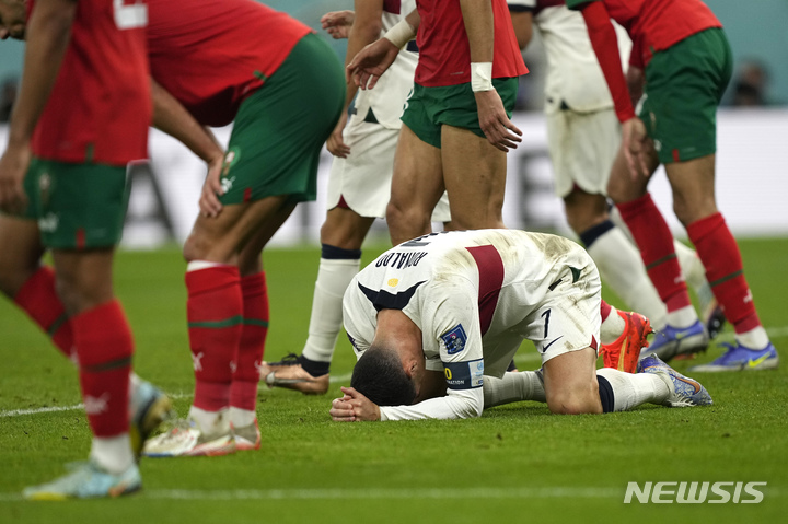 [도하=AP/뉴시스] 포르투갈의 크리스티아누 호날두가 11일(한국시간) 카타르 도하의 알 투마마 스타디움에서 열린 모로코와의 2022 FIFA 카타르 월드컵 8강전에서 득점 기회를 놓친 후 아쉬워하고 있다. 2022.12.11.