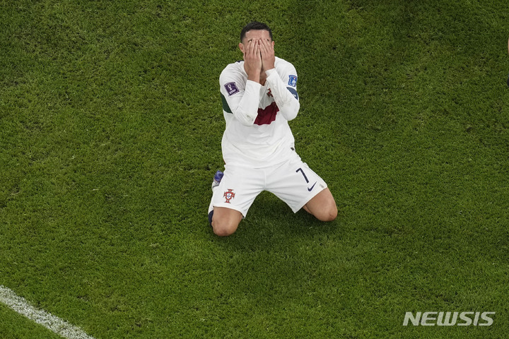 [도하=AP/뉴시스] 포르투갈의 크리스티아누 호날두가 10일(현지시간) 카타르 도하의 알 투마마 스타디움에서 열린 2022 카타르 월드컵 8강전 후반 추가 시간 페페의 득점 찬스 실패에 아쉬워하고 있다. 2022.12.11.