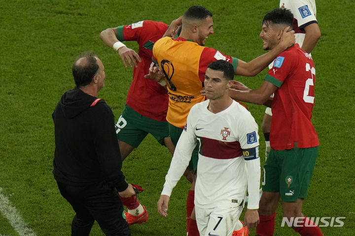 [도하=AP/뉴시스] 모로코 선수들이 11일(한국시간) 카타르 도하의 알 투마마 스타디움에서 열린 포루투갈과의 2022 FIFA 카타르 월드컵 8강전에서 승리한 후 기뻐하고 있다. 2022.12.11.
