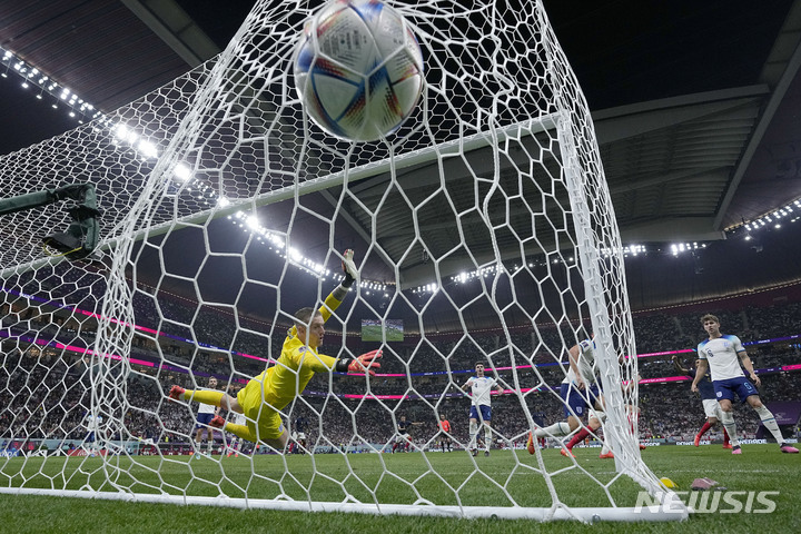 [도하=AP/뉴시스] 프랑스의 올리비에 지루가 11일(한국시간) 카타르 도하의 알코르의 알바이트 스타디움에서 열린 잉글랜드와의 2022 FIFA 카타르 월드컵 8강전에서 헤딩골을 성공 시키고 있다. 2022.12.11.