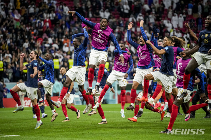 [도하=AP/뉴시스] 프랑스가 11일(한국시간) 카타르 도하의 알코르의 알바이트 스타디움에서 열린 잉글랜드와의 2022 FIFA 카타르 월드컵 8강전에서 승리한 후 기뻐하고 있다. 2022.12.11.