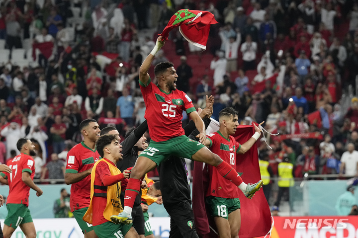 [도하(카타르)=AP/뉴시스] 8강 포르투갈전 승리 후 환호하는 모로코 선수들. 2022.12.10.
