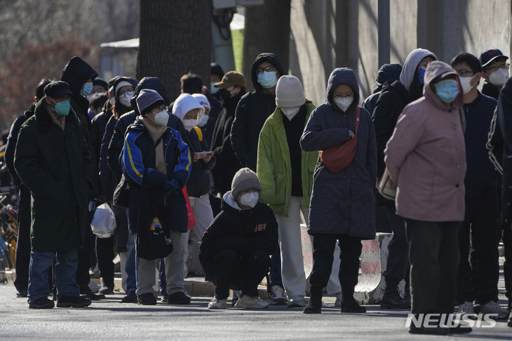 [베이징=AP/뉴시스] 11일 중국 베이징의 한 발열전문 병원 앞에 긴 대기줄이 늘어서 있다. 2022.12.12