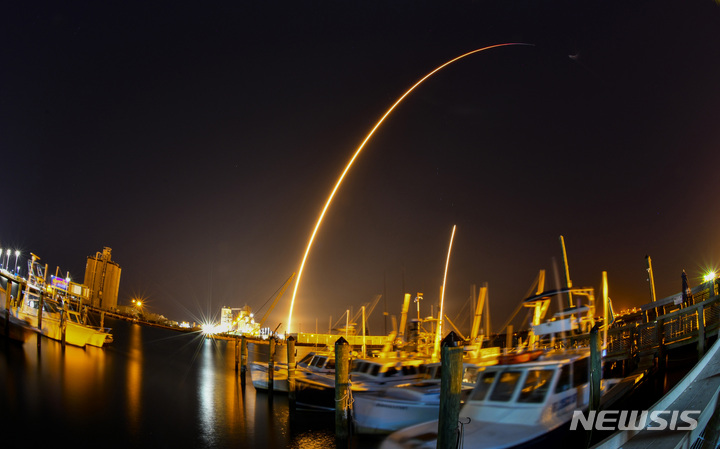 [AP/뉴시스] 11일 미 플로리다 기지에서 일본 달 착륙선과 UAE 달 탐사체를 탑재한 미 스페이스엑스의 팰콘9 로켓 발사 장면. 장시간 노출 어안렌즈로 촬영했다.