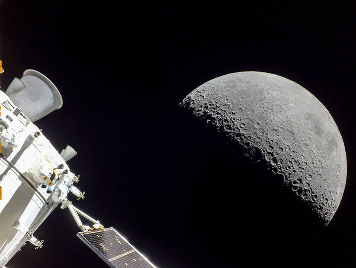 [서울=뉴시스]지난 5일 오리온 달 탐사선이 촬영한 본체 모듈과 달의 모습. (사진=나사 제공) *재판매 및 DB 금지