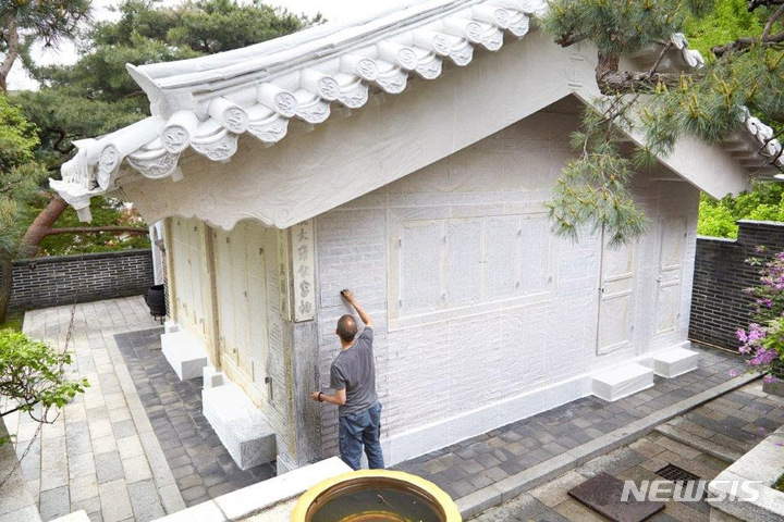 [서울=뉴시스] 서도호 작가 Rubbing/Loving Project: Seoul Home, Min Jung Lee. (사진=주시드니한국문화원 제공) 2022.12.12. photo@newsis.com *재판매 및 DB 금지