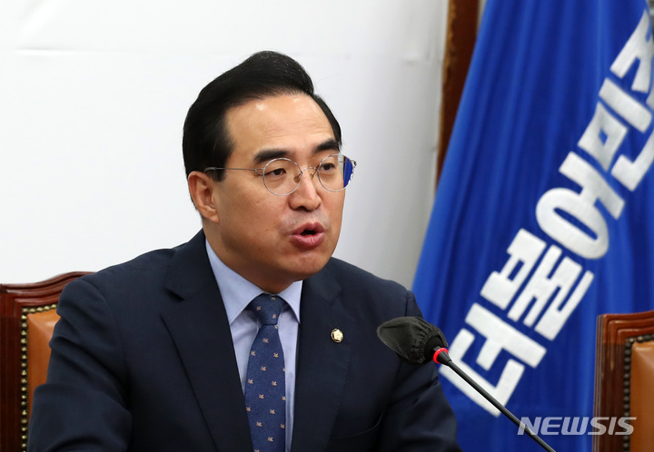 [서울=뉴시스] 이영환 기자 = 박홍근 더불어민주당 원내대표가 12일 오전 서울 여의도 국회 당대표실에서 열린 최고위원회의에 참석해 발언을 하고 있다. 2022.12.12. 20hwan@newsis.com