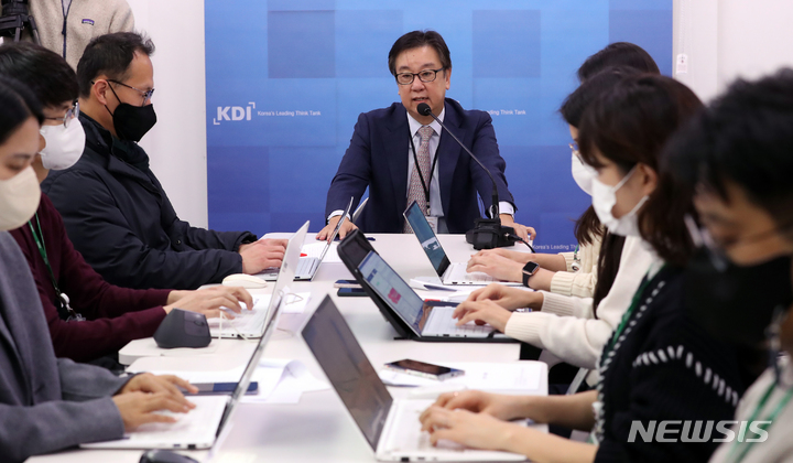 [세종=뉴시스] 강종민 기자 = 조동철 한국개발연구원(KDI) 신임 원장이 12일 세종시 정부세종청사에서 기자들의 질문에 답하고 있다. 2022.12.12. ppkjm@newsis.com