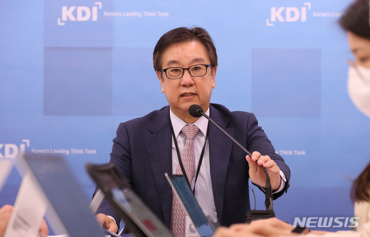 [세종=뉴시스] 강종민 기자 = 조동철 한국개발연구원(KDI) 신임 원장이 12일 세종시 정부세종청사에서 기자들의 질문에 답하고 있다. 2022.12.12. ppkjm@newsis.com