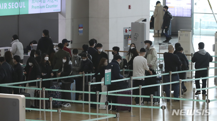 [인천공항=뉴시스] 김근수 기자 = 13일 오전 인천국제공항 제1여객터미널 출국장에 관광객들로 붐비고 있다. 2022.12.13. ks@newsis.com