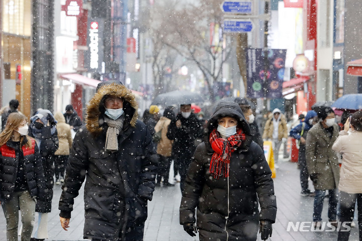 [서울=뉴시스] 최동준 기자 = 서울 명동거리. 2022.12.22. photocdj@newsis.com