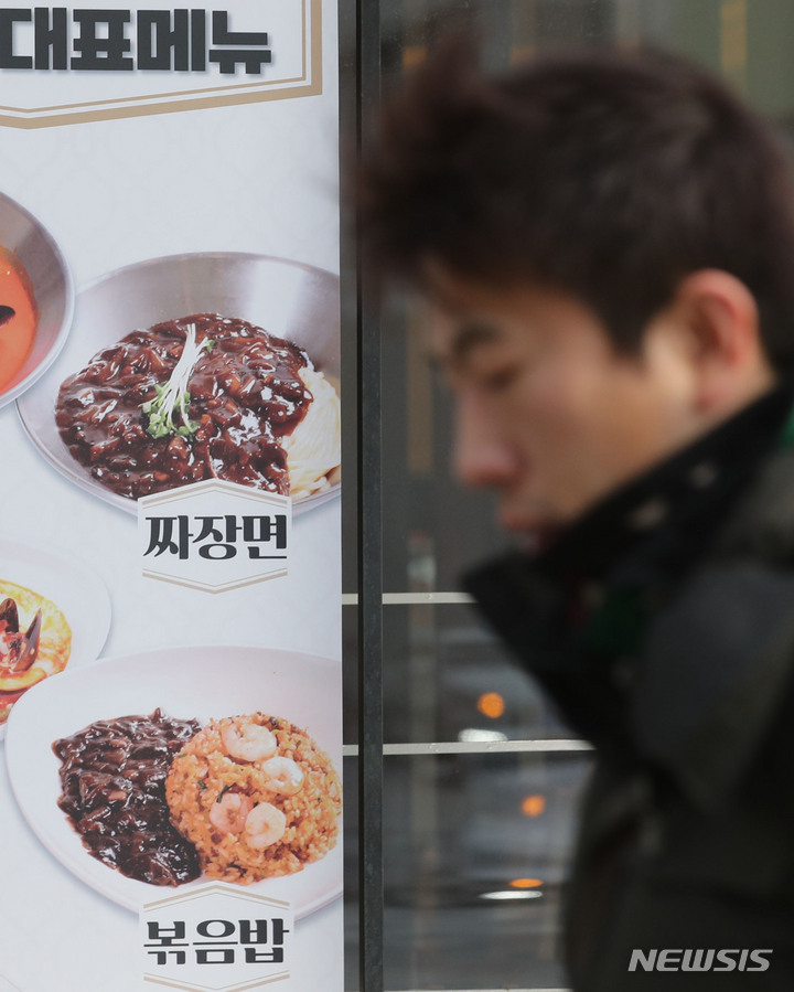 식음료값 오르고 외식물가도 '들썩'..."숨만 쉬어도 돈 나가"