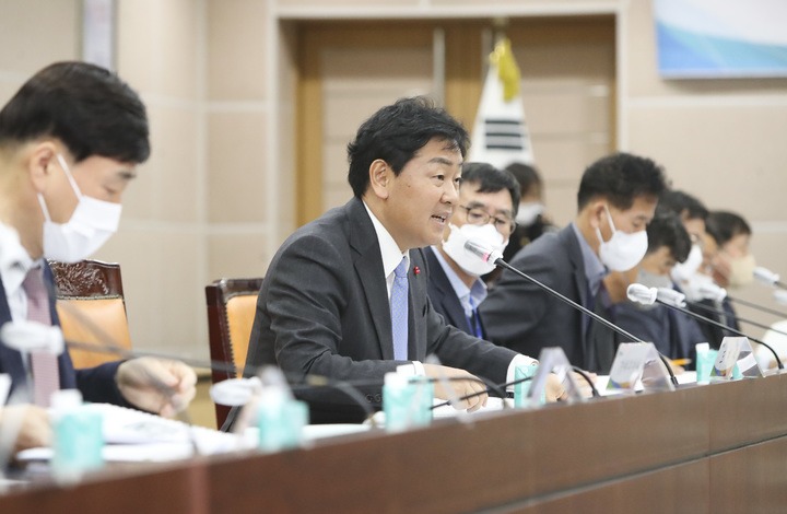 [전주=뉴시스] 14일 전북도청 종합상황실에서 열린 국책사업 발굴 최종 보고회에 김관영 전북지사와 실 국장들이 토의를 갖고 있다. 2022. 12.14 (사진= 전라북도청 제공) *재판매 및 DB 금지