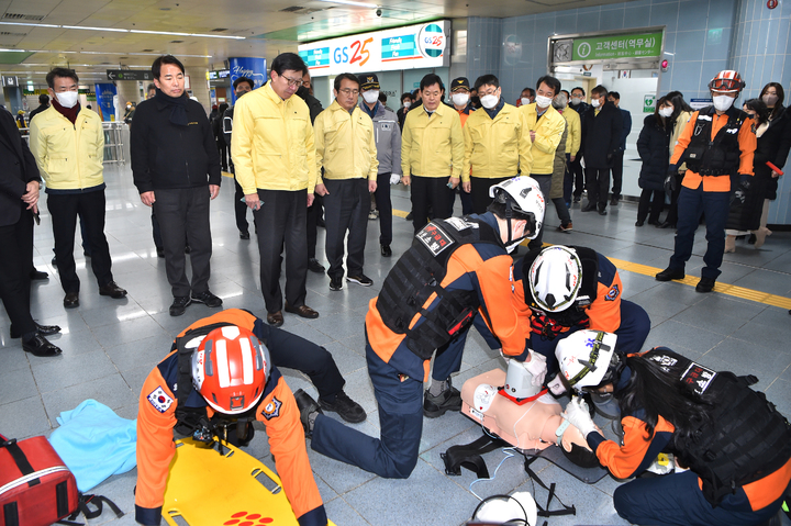 [부산=뉴시스] 지난 14일 오전 박형준 부산시장이 도시철도 2호선 수영역을 방문해 오는 17일부터 열릴 부산불꽃축제 안전 현황 점검을 하고 있다. (사진= 뉴시스 DB) photo@newsis.com *재판매 및 DB 금지