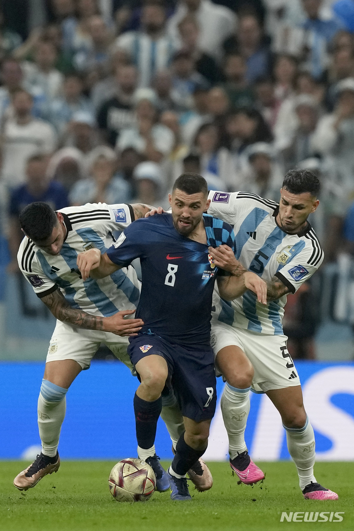 [루사일=AP/뉴시스] 크로아티아의 마테오 코바치치가 13일(현지시간) 카타르 루사일 스타디움에서 열린 2022 카타르 월드컵 아르헨티나와의 준결승전에서 아르헨티나 선수들과 공 다툼을 하고 있다. 아르헨티나는 3-0으로 승리해 결승에 진출했다. 2022.12.14.