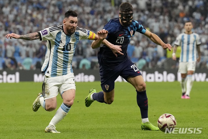 [루사일=AP/뉴시스] 아르헨티나의 리오넬 메시가 13일(현지시간) 카타르 루사일 스타디움에서 열린 2022 카타르 월드컵 크로아티아와의 준결승전에서 볼 다툼을 하고 있다. 2022.12.14.