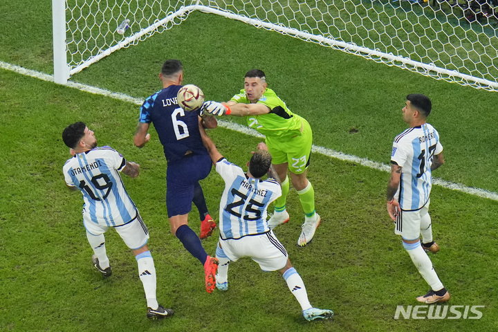 [루사일=AP/뉴시스] 아르헨티나의 골키퍼 에밀리아노 마르티네스가 13일(현지시간) 카타르 루사일 스타디움에서 열린 2022 카타르 월드컵 크로아티아와의 준결승전에서 선방하고 있다. 아르헨티나는 3-0으로 승리해 결승에 진출했다. 2022.12.14.