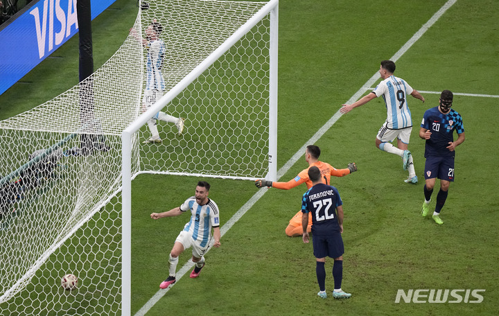 [루사일=AP/뉴시스] 아르헨티나의 줄리안 알바레즈가 13일(현지시간) 카타르 루사일 스타디움에서 열린 2022 카타르 월드컵 크로아티아와의 준결승전에서 골을 넣은 뒤 기뻐하고 있다. 아르헨티나는 3-0으로 승리해 결승에 진출했다. 2022.12.14.