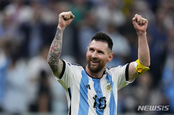 [루사일=AP/뉴시스] 아르헨티나의 리오넬 메시가 14일(한국시간) 카타르 루사일의 루사일 스타디움에서 열린 크로아티아와 2022 FIFA 카타르 월드컵 준결승전에서 훌리안 알바레스의 골을 어시스트한 뒤 기뻐하고 있다. 2022.12.14.