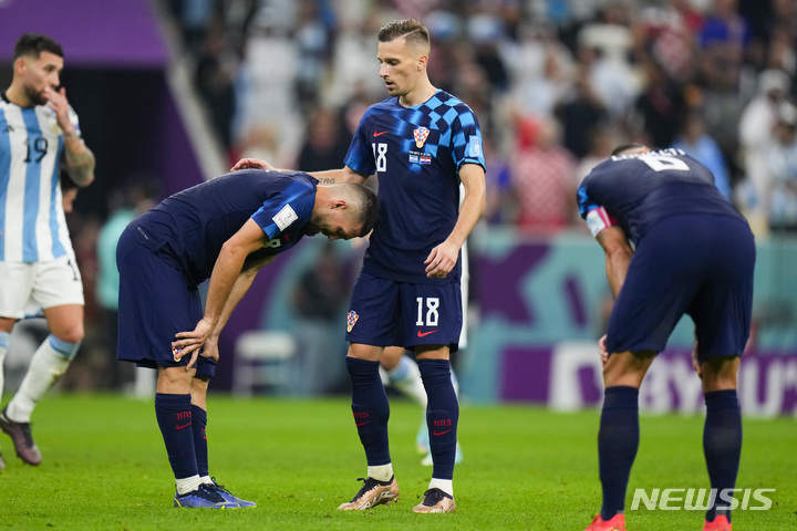 [루사일=AP/뉴시스] 크로아티아 선수들이 13일(현지시간) 카타르 루사일 스타디움에서 열린 2022 카타르 월드컵 아르헨티나와의 준결승전에서 패한 후 아쉬워 하고 있다. 아르헨티나는 3-0으로 승리해 결승에 진출했다. 2022.12.14.