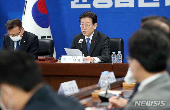 [세종=뉴시스] 강종민 기자 = 이재명 더불어민주당 대표가 14일 세종시 보람동 세종시의회에서 열린 현장최고위원회에서 발언하고 있다. 2022.12.14. ppkjm@newsis.com
