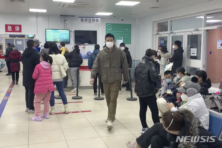 [베이징=AP/뉴시스] 지난해 12월14일 중국 베이징의 한 어린이 병원에 마스크를 쓴 환자들이 대기하고 있다. 2022.12.14.