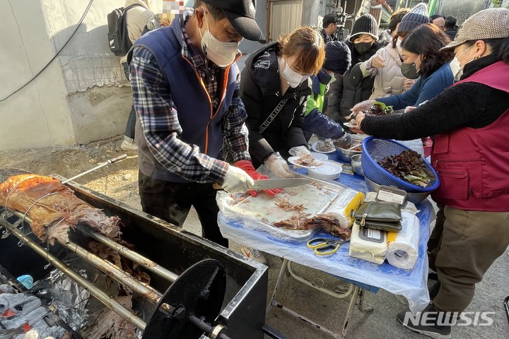 [대구=뉴시스] 정재익 수습기자 = 대현동 이슬람사원 건립 반대 비상대책위원회가 15일 오후 대구 북구 이슬람사원 공사현장 인근에서 2022 대현동 주민들을 위한 연말 큰잔치를 열고 돼지고기 바비큐 파티를 하고 있다. 2022.12.15. jjikk@newsis.com