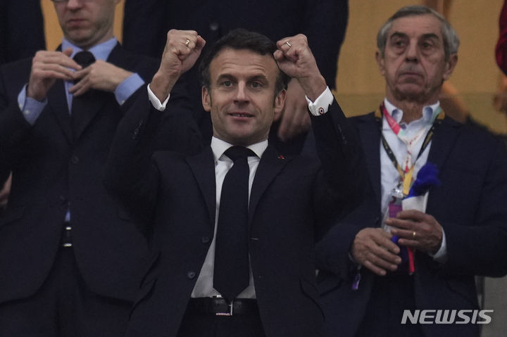 [알코르=AP/뉴시스] 에마뉘엘 마크롱 프랑스 대통령이 14일(현지시간) 카타르 알코르의 알바이트 스타디움에서 열린 2022 카타르 월드컵 모로코와의 준결승 경기를 지켜보고 있다. 2연패를 노리는 프랑스는 모로코를 2-0으로 꺾고 결승에 올라 아르헨티나와 우승을 다툰다. 2022.12.15.