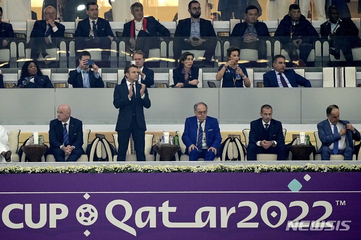 [알코르=AP/뉴시스] 에마뉘엘 마크롱(왼쪽 두 번째) 프랑스 대통령이 14일(현지시간) 카타르 알코르의 알바이트 스타디움에서 열린 2022 카타르 월드컵 모로코와의 준결승 경기가 끝난 후 박수하고 있다. 2연패를 노리는 프랑스는 모로코를 2-0으로 꺾고 결승에 올라 아르헨티나와 우승을 다툰다. 2022.12.15.