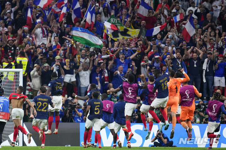 [알코르=AP/뉴시스] 프랑스 선수들이 15일(한국시간) 카타르 알 코르의 알 베이트 스타디움에서 열린 2022 FIFA 카타르 월드컵 준결승전에서 모로코를 2-0으로 꺾고 두 대회 연속 결승 진출을 확정지은 뒤 자축하고 있다. 2022.12.15.