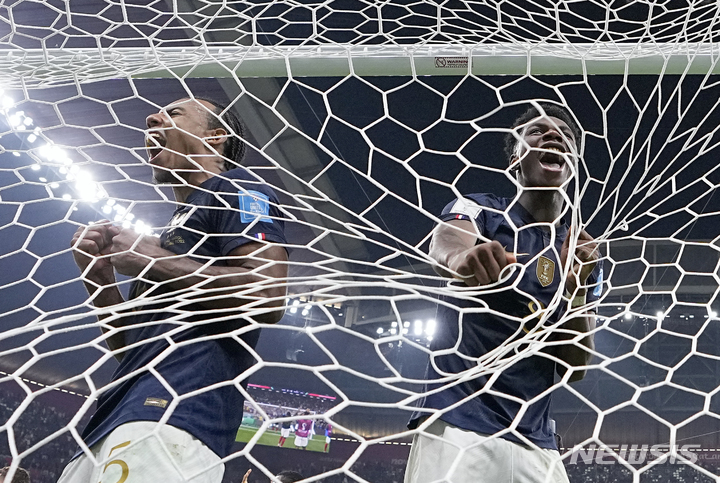 [알코르=AP/뉴시스] 프랑스의 쥘 쿤데(왼쪽)와 오렐리앙 추아메이가 14일(현지시간) 카타르 알코르의 알바이트 스타디움에서 열린 2022 카타르 월드컵 준결승전에서 모로코에 승리한 후 환호하고 있다. 2연패를 노리는 프랑스는 테오 에르난데스의 선제골과 무아니의 골을 묶어 모로코를 2-0으로 꺾고 결승에 올라 아르헨티나와 우승을 다툰다. 2022.12.15.