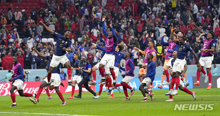 [알코르(카타르)=AP/뉴시스] 월드컵 4강전에서 모로코를 이기고 기뻐하는 프랑스 선수들. 2022.12.15. 