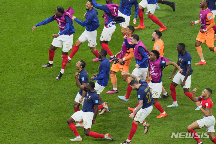 [알코르=AP/뉴시스] 프랑스 선수들이 14일(현지시간) 카타르 알코르의 알바이트 스타디움에서 열린 2022 카타르 월드컵 준결승에서 모로코를 꺾은 후 환호하고 있다. 2연패를 노리는 프랑스는 테오 에르난데스의 선제골과 무아니의 골을 묶어 모로코를 2-0으로 꺾고 결승에 올라 아르헨티나와 우승을 다툰다. 2022.12.15.