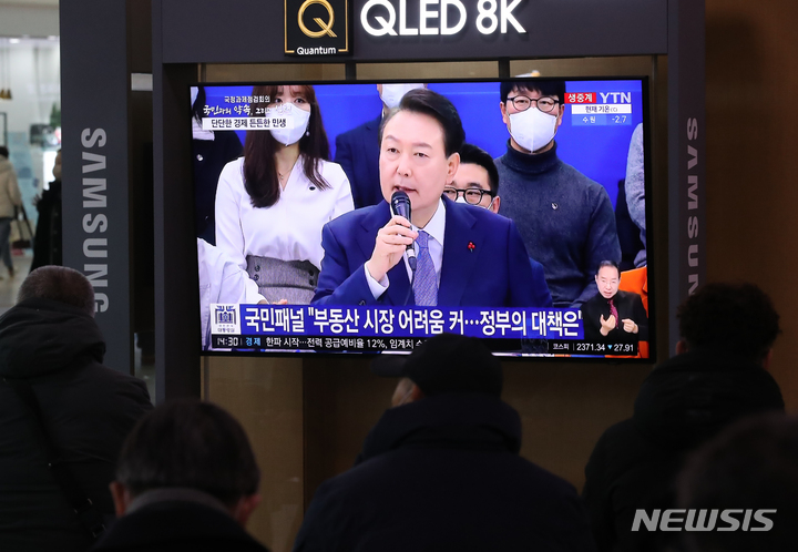 [서울=뉴시스] 김금보 기자 = 윤석열 대통령 주재 '제1차 국정과제 점검회의' 생중계 방송을 시민들이 시청하고 있다. 2022.12.15. kgb@newsis.com