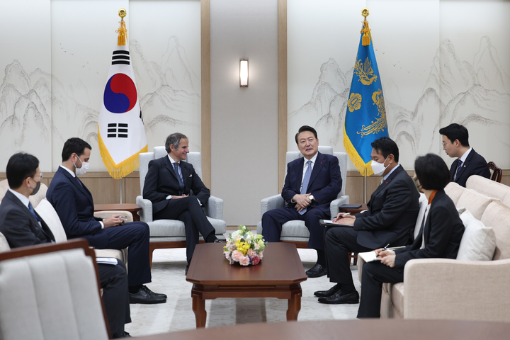 [서울=뉴시스] 윤석열 대통령이 15일 서울 용산 대통령실 청사에서 라파엘 그로시 국제원자력기구(IAEA) 사무총장을 접견하고 있다. (사진=대통령실 제공) 2022.12.15. photo@newsis.com *재판매 및 DB 금지