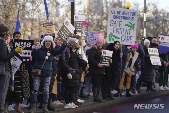 [AP/뉴시스] 15일 영국 국가의료체제 NHS 소속 간호사들이 임금인상 요구의 하루 파업에 나서 추운 런던 병원 앞거리서 피켓시위를 하고있다.